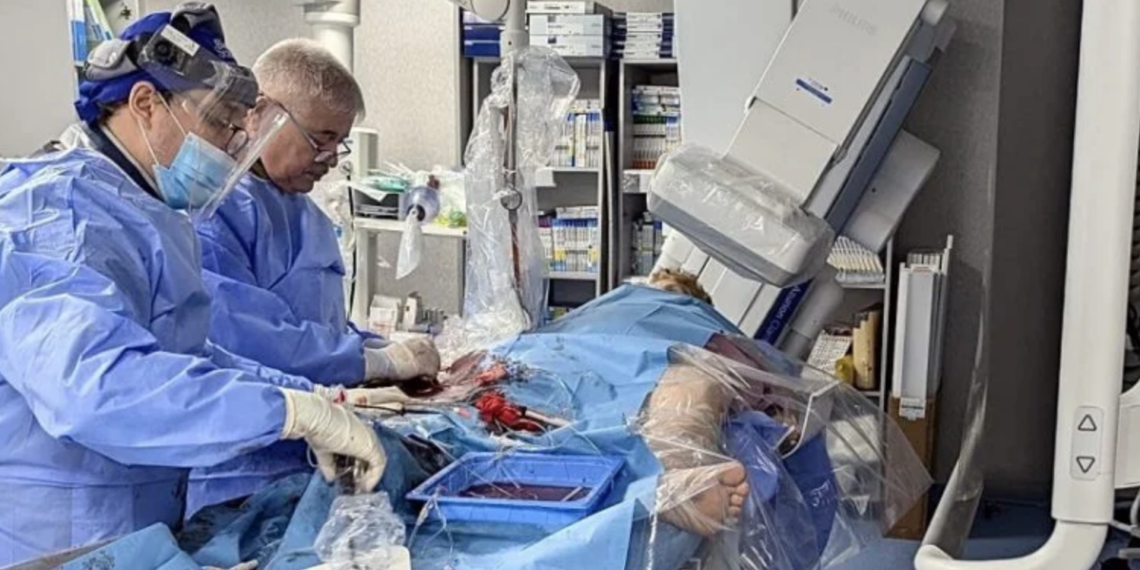 Intervenție fără precedent în România la un bărbat de 46 de ani. Medicii Spitalului Județean din Oradea, trombectomie pe cateter