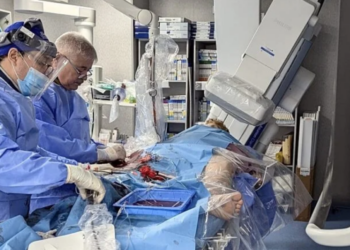 Intervenție fără precedent în România la un bărbat de 46 de ani. Medicii Spitalului Județean din Oradea, trombectomie pe cateter