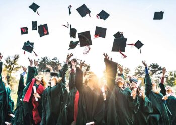 Ghidul studentului în străinătate: echivalarea studiilor postuniversitare în România