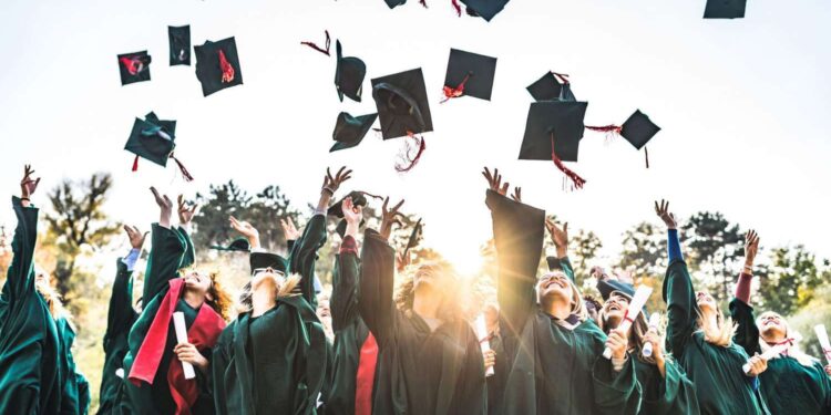 Ghidul studentului în străinătate: echivalarea studiilor postuniversitare în România
