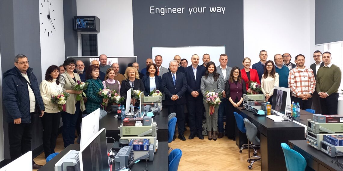Laborator modernizat printr-un proiect de implicare comunitară la Departamentul de Electronică și Telecomunicații al Universității din Oradea