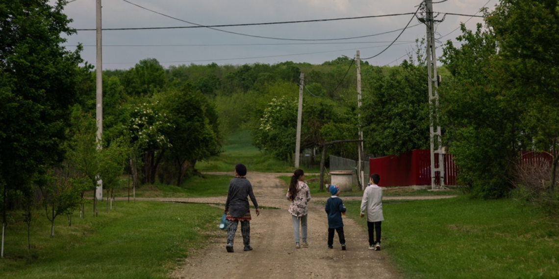 Cum a reușit Ionuț, un copil dintr-o familie cu 9 frați, sa ajungă de la abandon școlar la media 8