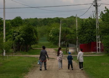 Cum a reușit Ionuț, un copil dintr-o familie cu 9 frați, sa ajungă de la abandon școlar la media 8