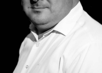 A murit Mikló Róbert, bas în corul Filarmonicii Oradea. Avea 44 de ani .”Spiritul său va continua să răsune în fiecare notă pe care o vom cânta”