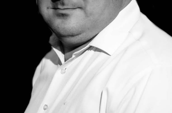 A murit Mikló Róbert, bas în corul Filarmonicii Oradea. Avea 44 de ani .”Spiritul său va continua să răsune în fiecare notă pe care o vom cânta”