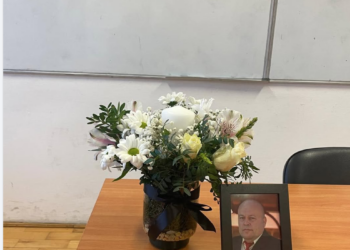 Un profesor iubit de matematica din Oradea a devenit înger. Elevii săi au amenajat un altar în sala de clasa