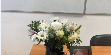 Un profesor iubit de matematica din Oradea a devenit înger. Elevii săi au amenajat un altar în sala de clasa