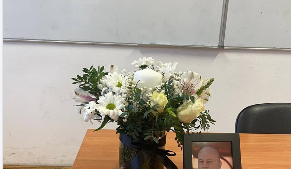 Un profesor iubit de matematica din Oradea a devenit înger. Elevii săi au amenajat un altar în sala de clasa