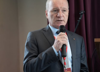 Profesorul Mircea Bertea: Profesorul bun:  acel cadru didactic la care te duci la oră, ai înțeles, vii cu lecția învățată 70-80% și nu te superi dacă îți dă și 4 sau 3. Stiți ce probleme mari avem astăzi? Pentru nota patru, profesorul este dat în judecată