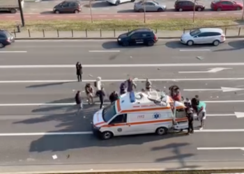 Accidentul din Cantemir.Șeful UPU, Hadrian Borcea a postat un filmuleț unde se aude cum asistenta urla de durere cand ambulanta este repusa pe roti