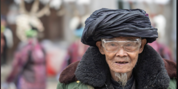 „China Noului An”, prin ochii fotografilor orădeni și chinezi. Ovi D Pop, la canalul național al Chinei, în urma fotografierii unui ritual ancestral dintr-o peșteră, unde s-a sacrificat un cocos și s-a cântat și dansat în jurul focului pentru a alunga spiritele rele