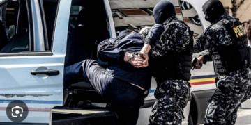 Și-a înjunghiat amicul care a vrut să-i arunce hainele cu găinaț provenit de la găinile pe care le tinea în camera, s-a așezat pe un fotoliu și și-a aprins o tigara