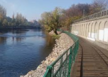 Trei tineri de 16 și 20 de ani au atacat alți doi băieți de 18 ani, pe malul Crisului, în plin centrul Oradiei