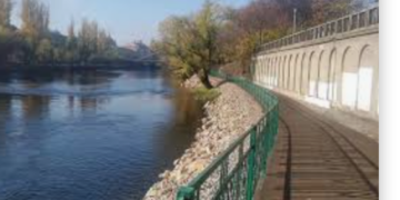 Trei tineri de 16 și 20 de ani au atacat alți doi băieți de 18 ani, pe malul Crisului, în plin centrul Oradiei