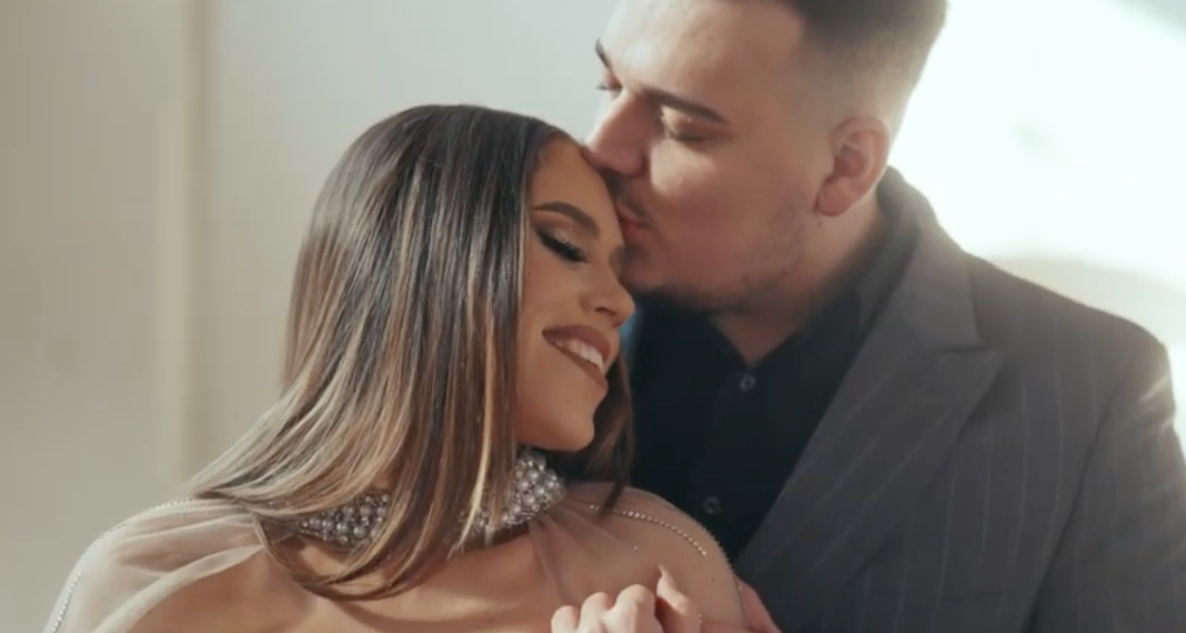 Andrada Oros a lansat o noua melodiei împreună cu iubitul ei: „O viață împreună”. A ajuns sa aibă propria formație după ce a fost trădată de cea mai buna prietena