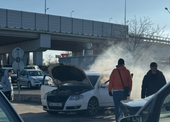 Audi, în flăcări, în zona Pieței 100 din Oradea