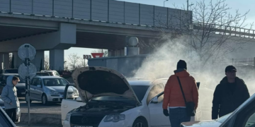 Audi, în flăcări, în zona Pieței 100 din Oradea