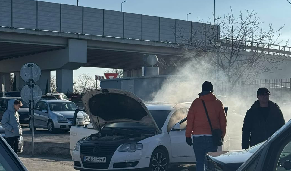 Audi, în flăcări, în zona Pieței 100 din Oradea