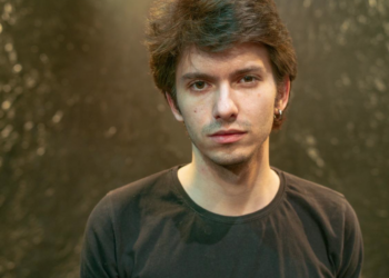 Alex Ianasi, regizorul care a debutat cu  „Elif și Ploaia” la Oradea, nominalizat  pentru premiile Galei UNITER 2025 la „Cel mai bun debut”