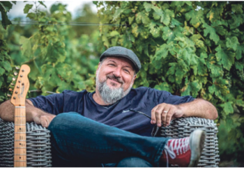 A descoperit ca vrea sa fie chitarist după ce a stat în coma 4 zile.”Mr. Blues al României”, orădeanul Attila Weinberger, doctorat cu o teza despre „manipulare și validare în practica muzicală”