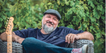 A descoperit ca vrea sa fie chitarist după ce a stat în coma 4 zile.”Mr. Blues al României”, orădeanul Attila Weinberger, doctorat cu o teza despre „manipulare și validare în practica muzicală”