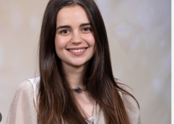 INTERVIU cu Lucia Lazea, alesdeanca care demontează mitul ca la țară nu se face carte. Tânăra preda româna ca limba straina elevilor maghiari și e nominalizata printre profesorii excepționali din satul romanesc.”Elevii de la Izvoru Crisului raman copiii care m-au format in calitate de cadru didactic. Fara de ei nu ma puteam numi astazi profesor”