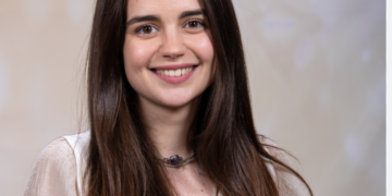 INTERVIU cu Lucia Lazea, alesdeanca care demontează mitul ca la țară nu se face carte. Tânăra preda româna ca limba straina elevilor maghiari și e nominalizata printre profesorii excepționali din satul romanesc.”Elevii de la Izvoru Crisului raman copiii care m-au format in calitate de cadru didactic. Fara de ei nu ma puteam numi astazi profesor”