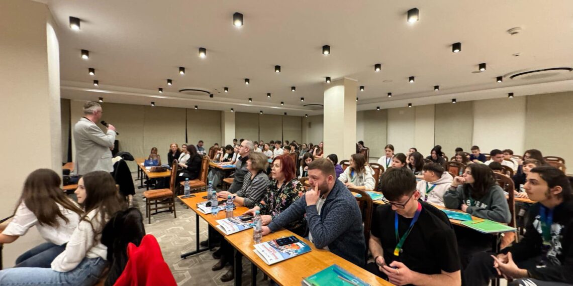 Școala din Oradea care a deschis o tabăra unde copiii se pot pregăti pentru Evaluarea Națională. Vor trece și prin simulări