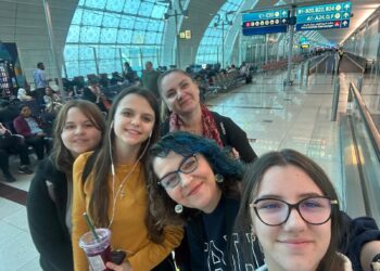 Sara – Maria Roşianu, o eleva din Hotar, in bordul elevilor Teach for Romania. Alaturi de profesoara Cristina Pop la Kids Education Revolution in Mumbai sa afle cum pot schimba lumea prin educatie