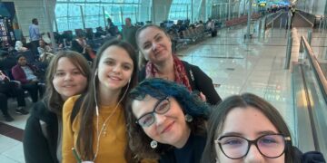 Sara – Maria Roşianu, o eleva din Hotar, in bordul elevilor Teach for Romania. Alaturi de profesoara Cristina Pop la Kids Education Revolution in Mumbai sa afle cum pot schimba lumea prin educatie