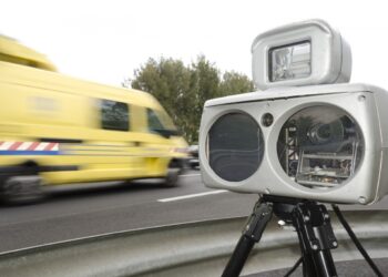 Cu cat poti depasi limita de viteza fara sa fii sanctionat.Noul Cod Rutier stabilește noi limite de viteză dar și sancțiuni mai mari pentru șoferii care conduc agresiv