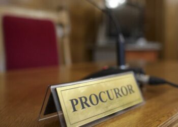 Expresiile jignitoare la adresa procurorilor, precum „sunteţi incompetenți, hoți, mizerii ordinare” afectează reputația și independența sistemului judiciar