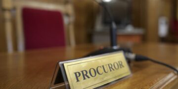 Expresiile jignitoare la adresa procurorilor, precum „sunteţi incompetenți, hoți, mizerii ordinare” afectează reputația și independența sistemului judiciar