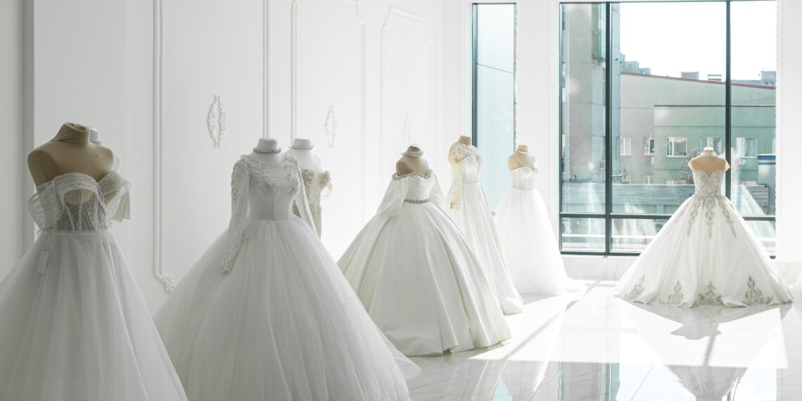 Inspectorii ANAF Bihor au confiscat 423 rochii de mireasa și de gala