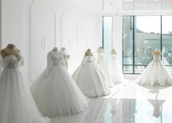 Inspectorii ANAF Bihor au confiscat 423 rochii de mireasa și de gala