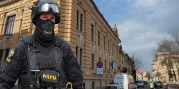 Ofiterul de politie care vindea secrete despre avizele de munca unui sirian