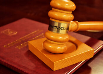 Excepție de neconstituționalitate admisă cu impact semnificativ asupra răspunderii penale: CCR clarifică limitele interpretării sintagmei „care ar face-o incompatibilă cu exercitarea funcţiei publice”