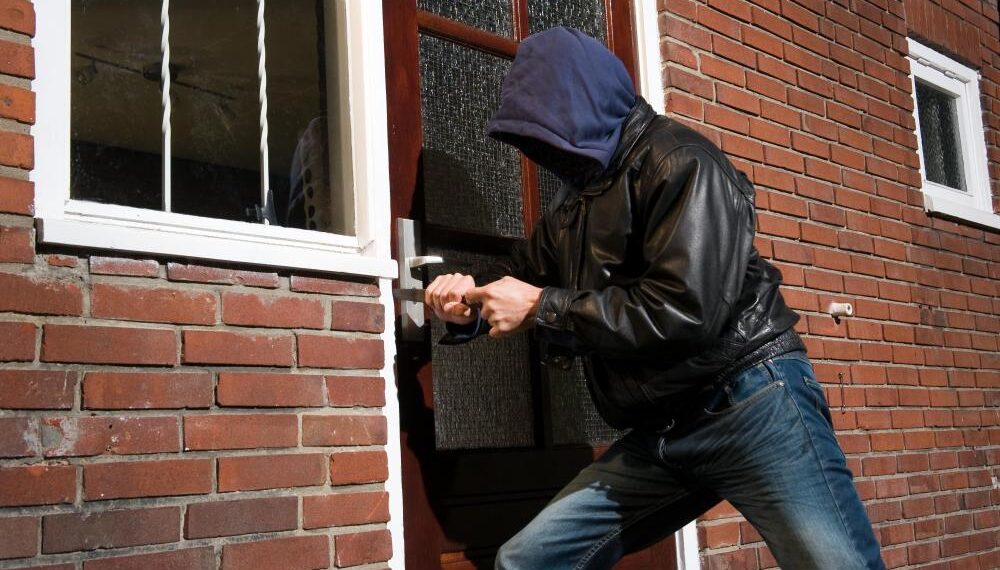 Condamnare pentru tentativă la tâlhărie calificată: inculpatul și-a agresat victima în propria locuință