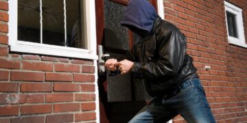 Condamnare pentru tentativă la tâlhărie calificată: inculpatul și-a agresat victima în propria locuință