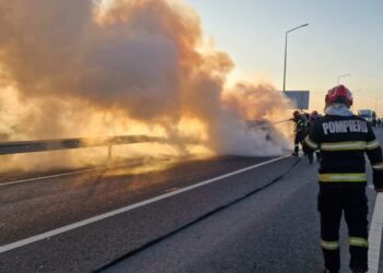 Incendiu la un autoturism aflat în mers în Oradea