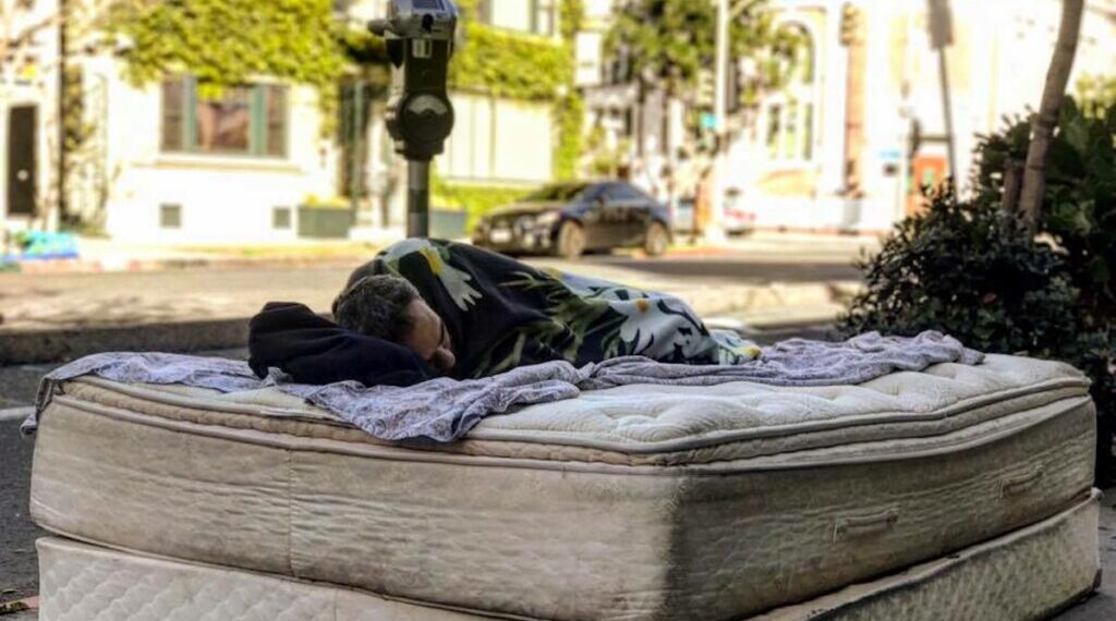 Tentativă la omor în Oradea: doi bărbați au atacat violent o persoană fără adăpost