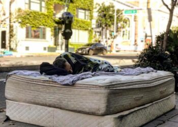 Tentativă la omor în Oradea: doi bărbați au atacat violent o persoană fără adăpost