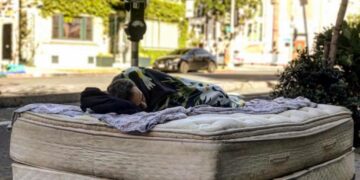 Tentativă la omor în Oradea: doi bărbați au atacat violent o persoană fără adăpost