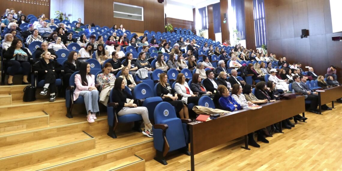 Lansare de carte: 15 volume, 90 de autori, „Sinteze de pedagogie”