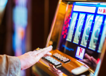 Furt de 30.000 de lei: un paznic a sustras suma din firma la care era angajat, apoi i-a băgat la păcănele