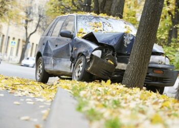 Un orădean, aflat în stare de ebrietate, a intrat cu mașina într-un copac