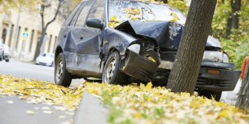 Un orădean, aflat în stare de ebrietate, a intrat cu mașina într-un copac