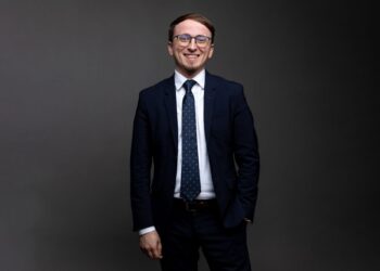 INTERVIU cu av. George Zlati despre impactul inteligenței artificiale în drept: ,,Cred că avocații care refuză în continuare să îmbrățișeze tehnologia, vor ajunge să se îmbrățișeze singuri”