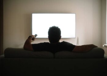 Tânăr de 25 de ani arestat pentru infracțiuni șocante: peste 2.000 de fișiere ce conțin pornografie infantilă