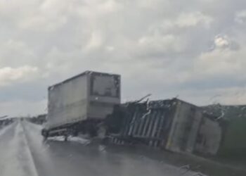 Cod portocaliu de vânt: un autoturism a fost răsturnat 